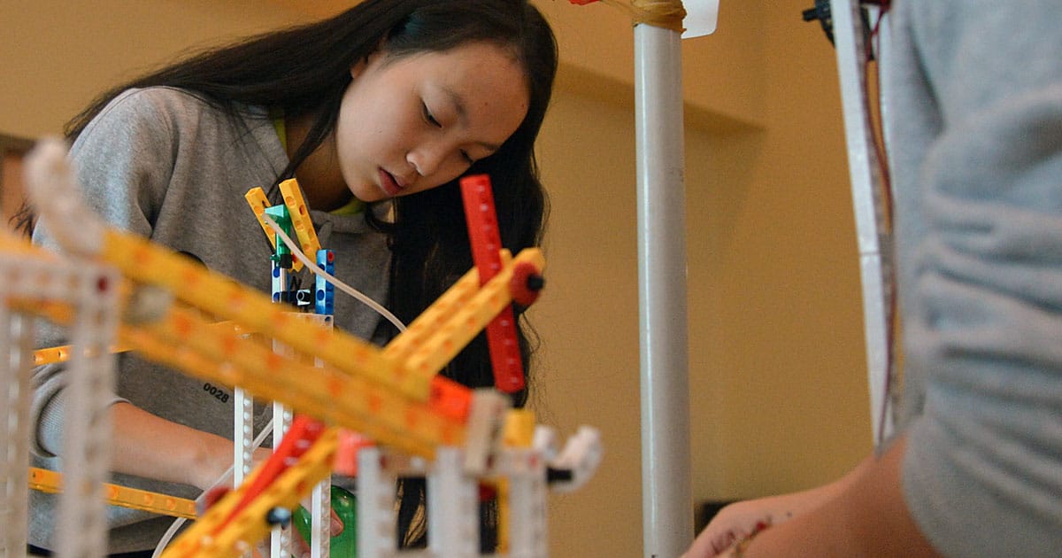 Kids building machines